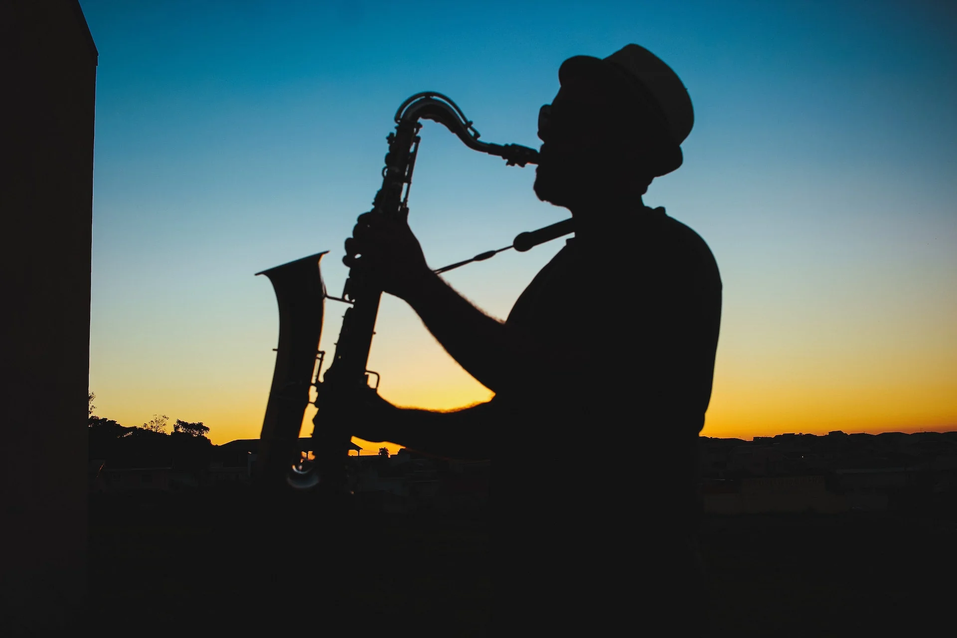 Od Armstronga do Sinatry: odkrywaj najsłynniejsze utwory jazzowe na YouTube